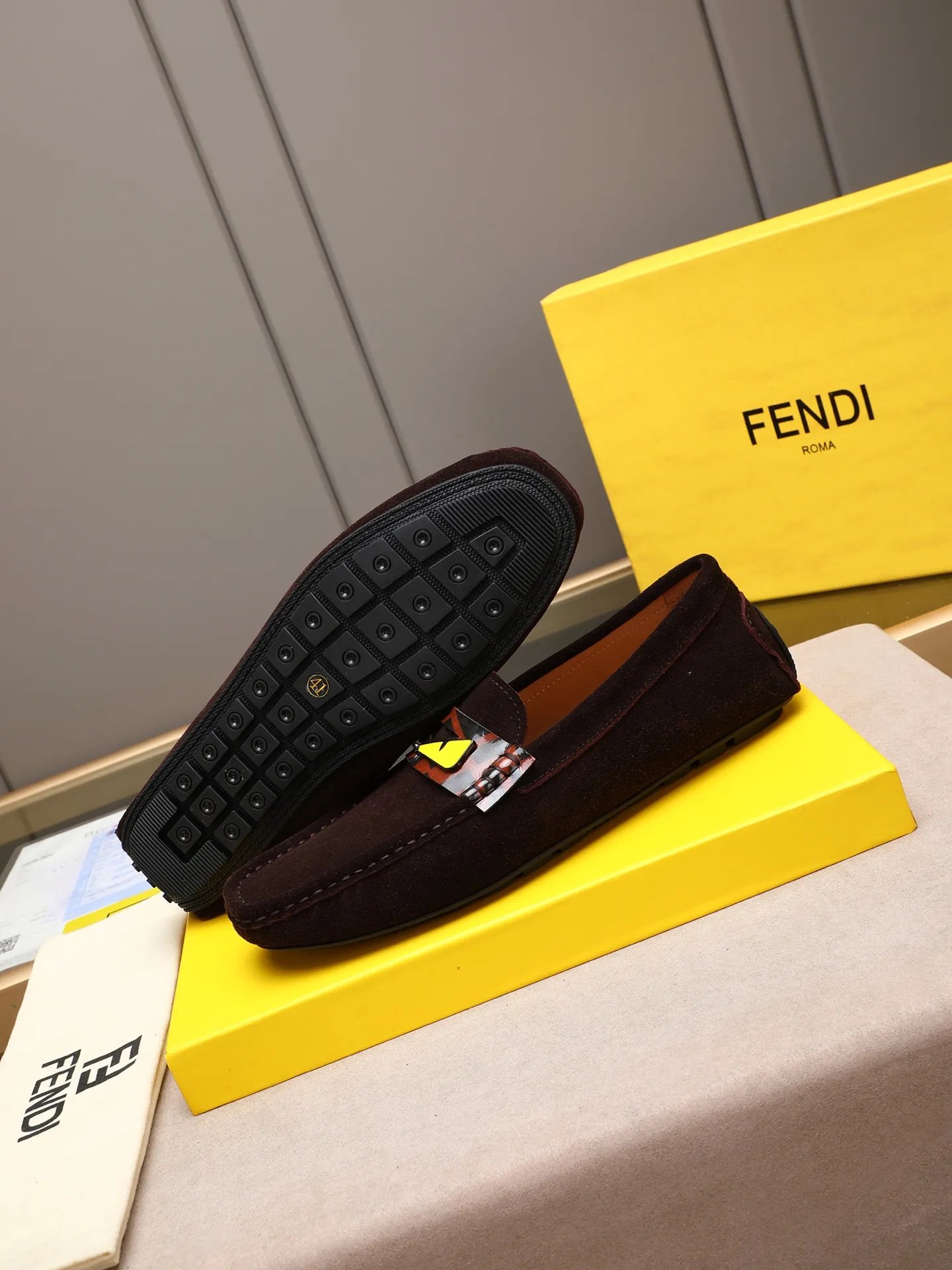 Men's shoes 💰400💰[FENDI] The little monster of Fendi F family, which is popular all over the world, is coming in a big way, the latest color, driving slip-on loafers, avant-garde and versatile fashion men's shoes, bun shoes, bean shoes👌👌👌 Private mold opening, 1:1 reproduction... The upper is made of first-layer cowhide, and the first-layer pigskin lining... is extremely comfortable, fashionable, simple, atmospheric and personalized [color] The side of the shoe is more refined, and the overall effect is handsome [ Turn in a circle][Turn in a circle]💭This hardware monster with eyes is not the popular version on the market🚳🚳Compared with the old model, it is more trendy, eye-catching and more classy🔰This summer, the little monster will subvert the old ideas and share the fashion with you🔱A must-have for fashionistas! Must keep it for yourself! Online outsole, high-end quality workmanship. Color: black, blue, white, red. Matching code: 38-44 (45 46 47 customized) (standard leather shoe size)